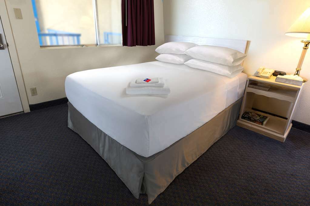 Executive Inn Alva Room photo